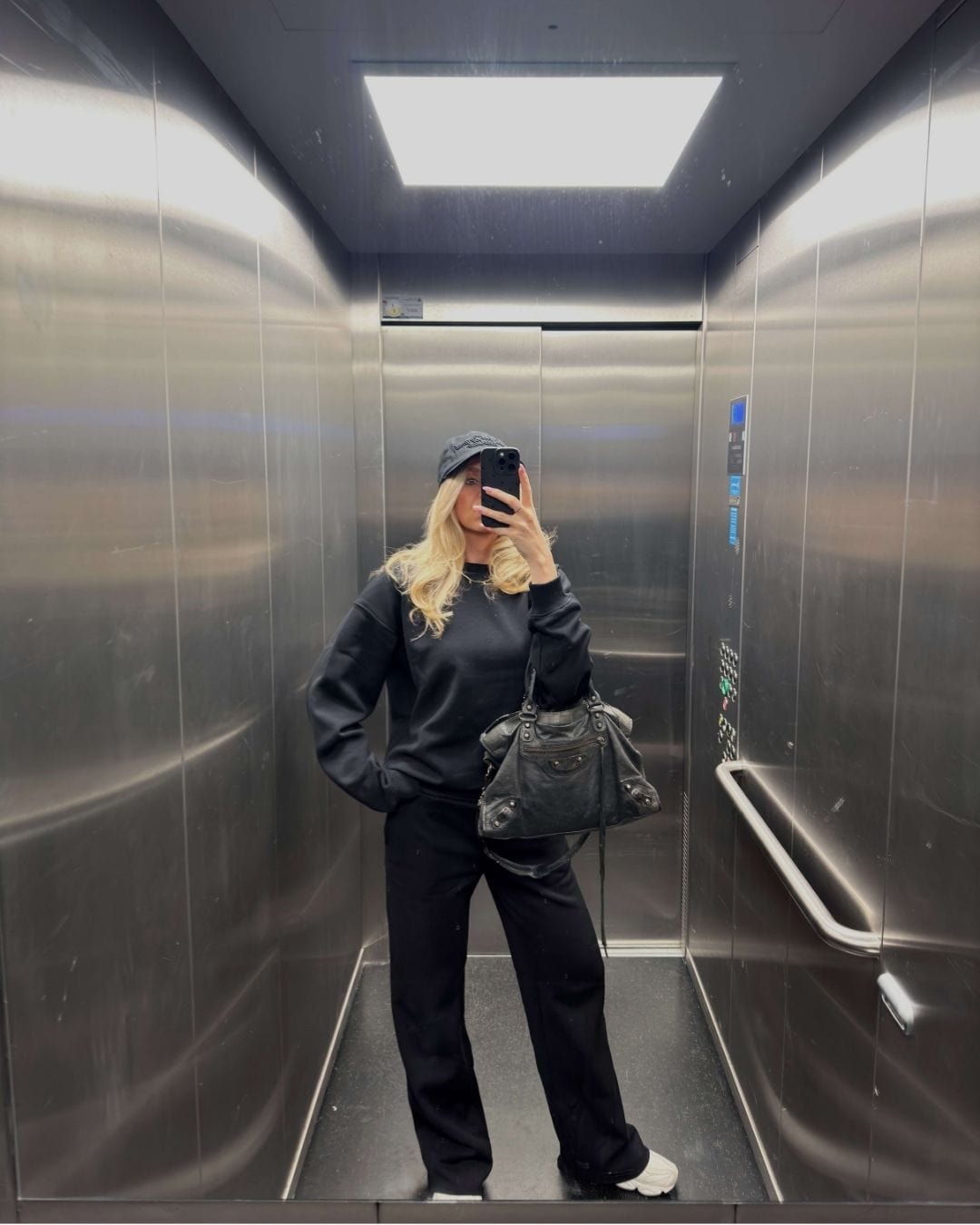 Studio Essential Wide Leg Sweatpant - Black – Ivorie Studio