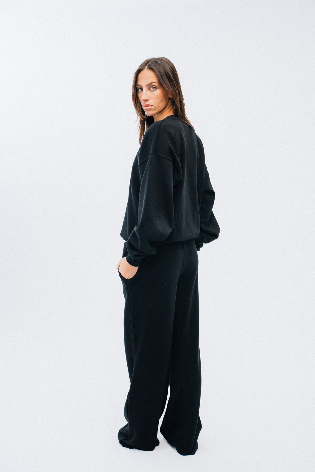 Ivorie Studio Sweater Studio Essential Crewneck - Black